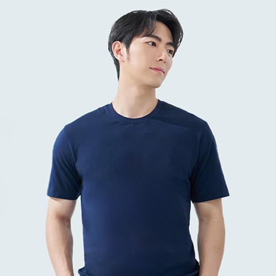 男性穿著 Blue Label 深藍色圓領短袖